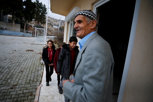 Kurduğu kütüphaneyi "çocuklar üşümesin" diye her gün ısıtıyor